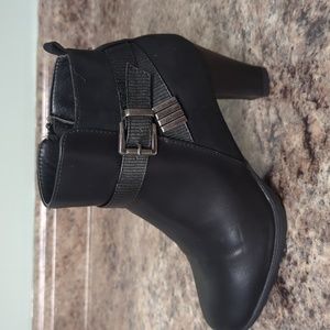 Clarks booties 9 women black